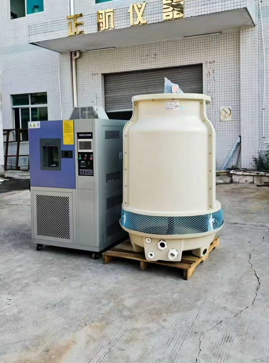 近日，我司將一臺(tái)水冷式線性快速溫度變化試驗(yàn)箱送深圳銅排生產(chǎn)客戶，感謝客戶對(duì)于我司的大力支持。說(shuō)起這個(gè)設(shè)備，也是歷經(jīng)坎坷。在設(shè)備的溝通過(guò)程中，雖然客戶提出較高的技術(shù)要求，但我司秉持著盡心盡力滿足客戶需求為宗旨。多次進(jìn)行技術(shù)攻堅(jiān)會(huì)議，必須在有限的空間內(nèi)滿足客戶較高的快速線性溫度變化要求。  （快速溫變?cè)囼?yàn)箱已整裝待發(fā)） 因?yàn)榭蛻粢筝^高的線性快速溫度變化，而這臺(tái)設(shè)備屬于小型的設(shè)備，在有限的空間內(nèi)，我們需要充分考慮到設(shè)備的制冷，制熱以及散熱問(wèn)題，如果任何一個(gè)方面無(wú)法達(dá)到的話，那么后果將會(huì)是毀滅性的。  （裝車(chē)發(fā)走！） 我司對(duì)于此類有挑戰(zhàn)性的設(shè)備，充滿信心，因?yàn)槲覀儓?jiān)信每一次的攻堅(jiān)都是企業(yè)成功的一小步。只有不斷的提升我們的技術(shù)，才能在市場(chǎng)生存